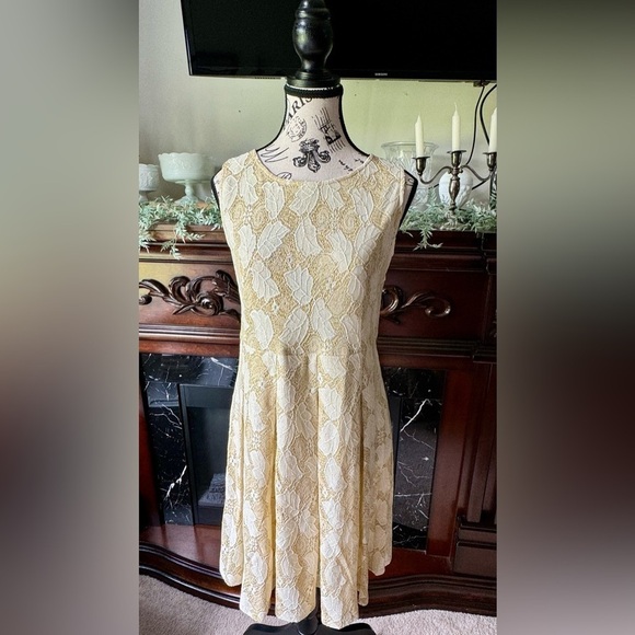 Women’s Cutie Gold Shimmer Leaf Sleeveless Dress Size 8 - Picture 1 of 8